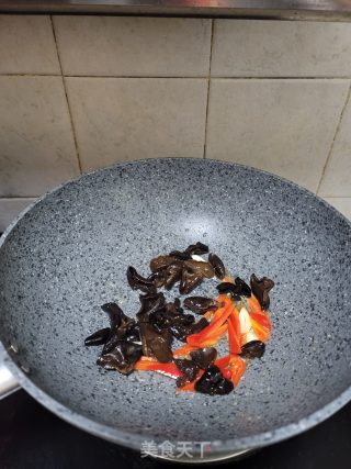 芦笋炒黑木耳步骤4