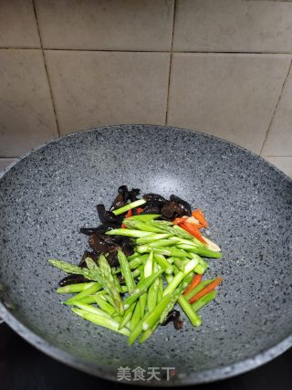 芦笋炒黑木耳步骤5