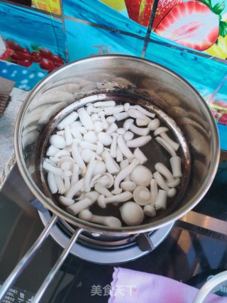 白玉菇西红柿炒鸡蛋步骤3