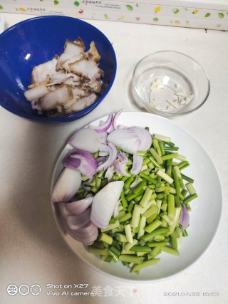 五花肉洋葱炒蒜薹步骤1