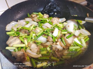 五花肉洋葱炒蒜薹步骤3