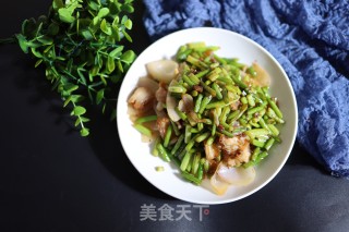 五花肉洋葱炒蒜薹步骤7