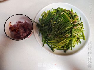 肉丝炒蒜薹步骤1