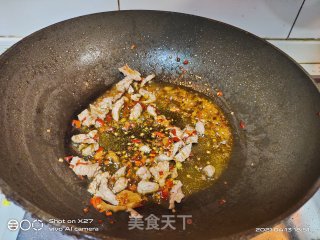 肉丝炒蒜薹步骤2