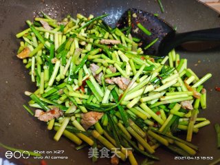肉丝炒蒜薹步骤5