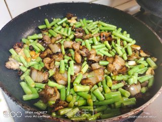 五花肉炒豆角白菜步骤3