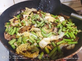 五花肉炒豆角白菜步骤6