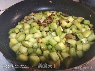 五花肉炒黄瓜丁步骤3