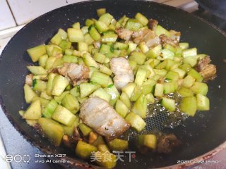 五花肉炒黄瓜丁步骤4
