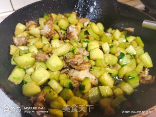 五花肉炒黄瓜丁步骤6