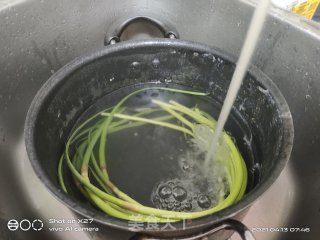 平底不粘锅_蒜薹煎蛋步骤1