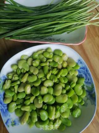 韭菜炒蚕豆步骤1