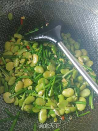 韭菜炒蚕豆步骤6