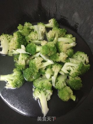 牛筋丸炒西兰花步骤3