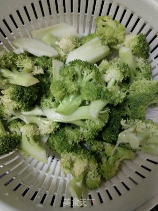 牛筋丸炒西兰花步骤2