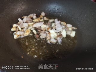 五花肉丁炒豆角丁步骤3