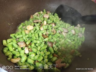 五花肉丁炒豆角丁步骤4