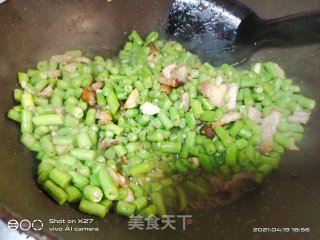 五花肉丁炒豆角丁步骤5