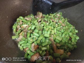 五花肉丁炒豆角丁步骤6