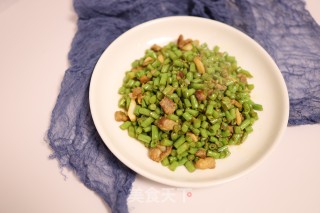 五花肉丁炒豆角丁步骤7