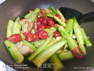五花肉炒黄瓜圣女果步骤4