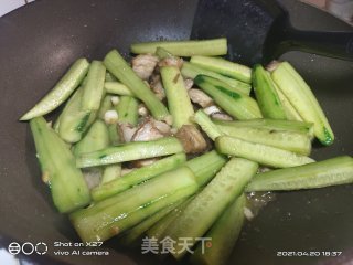 五花肉炒黄瓜圣女果步骤3