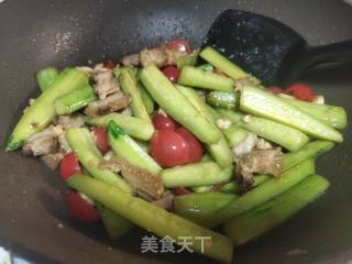五花肉炒黄瓜圣女果步骤6