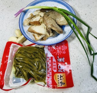 扣肉炒酸豆角步骤1