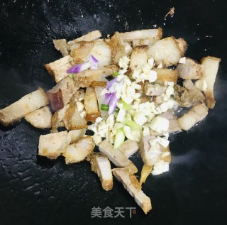 扣肉炒酸豆角步骤4