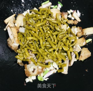 扣肉炒酸豆角步骤5