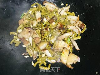 扣肉炒酸豆角步骤6