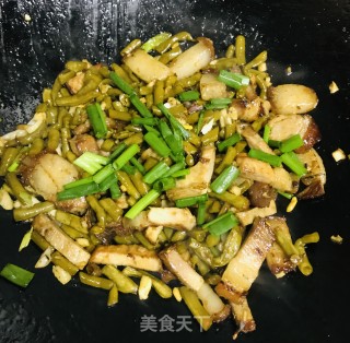 扣肉炒酸豆角步骤7