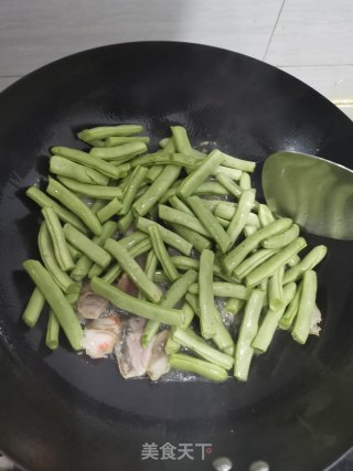腊肉煸炒四季豆步骤2