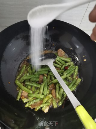 腊肉煸炒四季豆步骤4