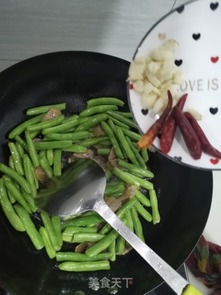 腊肉煸炒四季豆步骤3