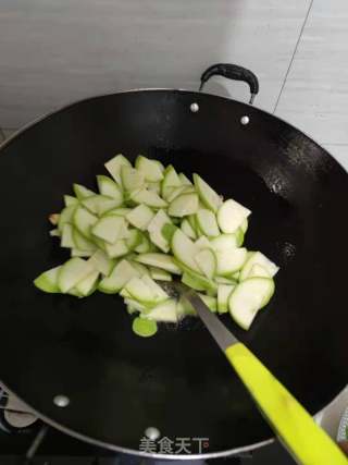 火腿炒西葫芦步骤2