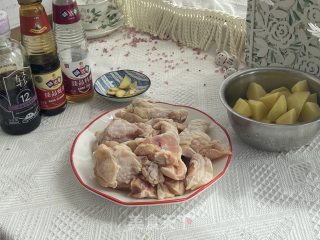 土豆炖鸡，简单易学，配上米饭吃超下饭！步骤1
