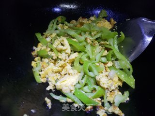 青椒丝炒鸭蛋步骤4