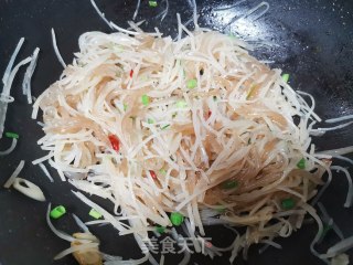 土豆丝炒粉条步骤6