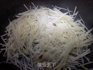 土豆丝炒粉条步骤5