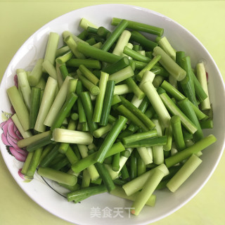 肉片炒蒜苔步骤1