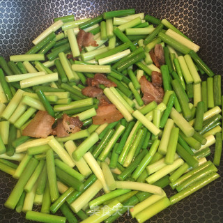 肉片炒蒜苔步骤4