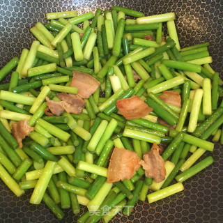 肉片炒蒜苔步骤5