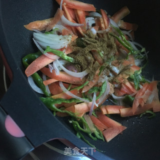 洋葱红萝卜炒牛肉步骤9