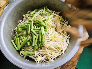 黄豆芽炒豆煎豆腐干步骤2