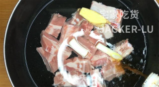家常蒜香骨，短时间入味，制作简单，油炸超香。步骤2