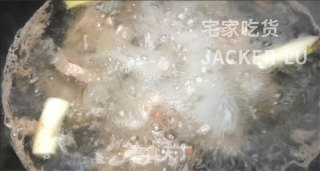 家常蒜香骨，短时间入味，制作简单，油炸超香。步骤3
