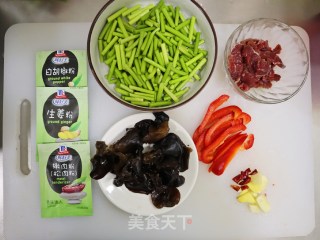 经典家常菜蒜苔炒肉❗️大米的下饭神器步骤1