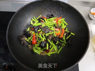 经典家常菜蒜苔炒肉❗️大米的下饭神器步骤7