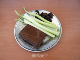 西芹炒鸡蛋干步骤2